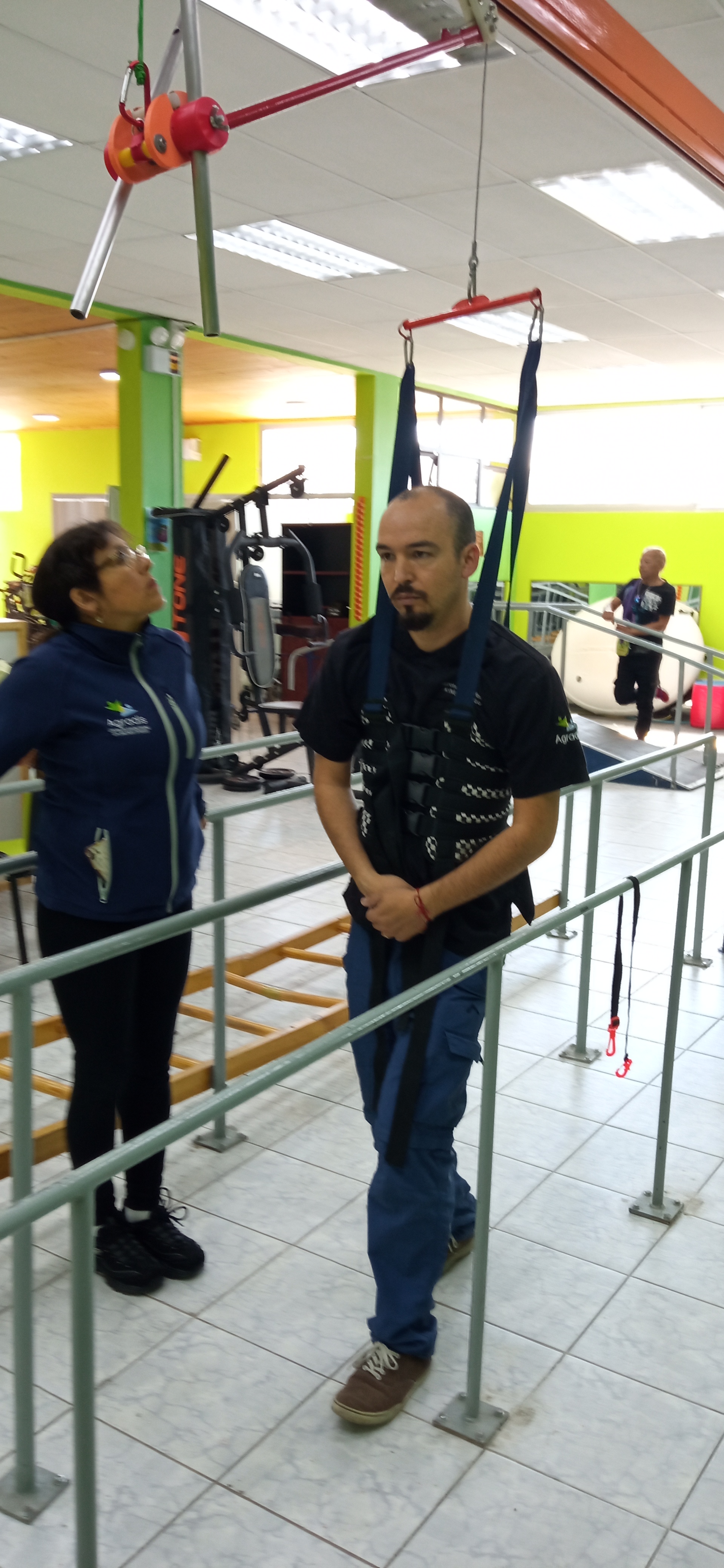 Kinesiólogo con caminadora