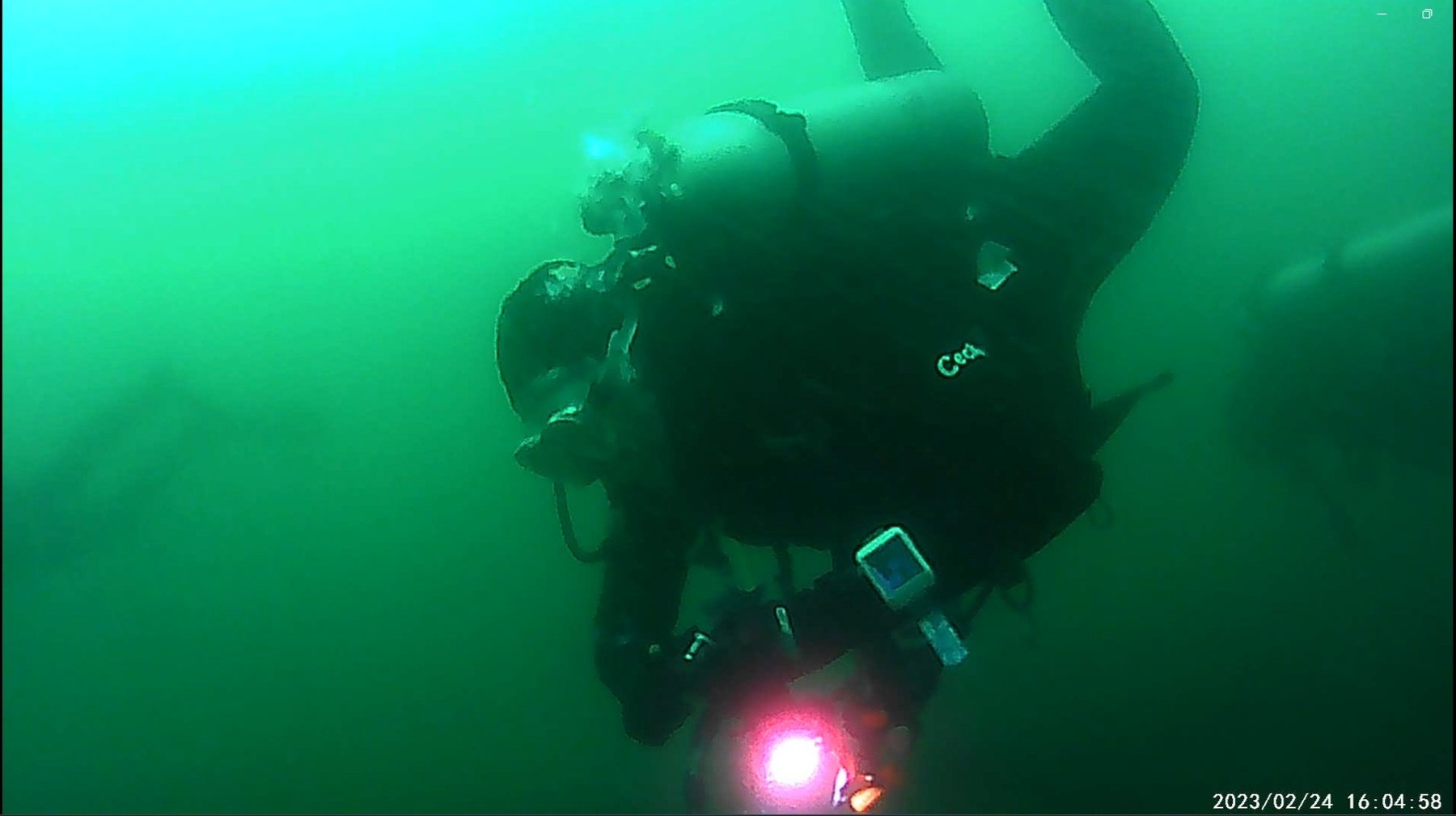 Buzo submarino con linterna en exploración CEI